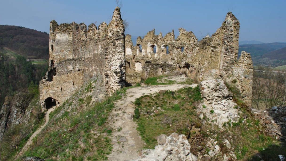 Hrad Šášov Autor: Patrik Kunec Zdroj: https://upload.wikimedia.org/wikipedia/commons/thumb/5/51/03_%C5%A0%C3%A1%C5%A1ovsk%C3%BD_hrad_-_1._4._2014.JPG/800px-03_%C5%A0%C3%A1%C5%A1ovsk%C3%BD_hrad_-_1._4._2014.JPG