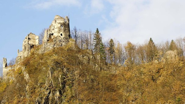Starhrad Autor: Rudo Mlich Zdroj: https://upload.wikimedia.org/wikipedia/commons/d/dc/Starhrad_v_jeseni.jpg Starhrad Autor: Rudo Mlich Zdroj: https://upload.wikimedia.org/wikipedia/commons/d/dc/Starhrad_v_jeseni.jpg
