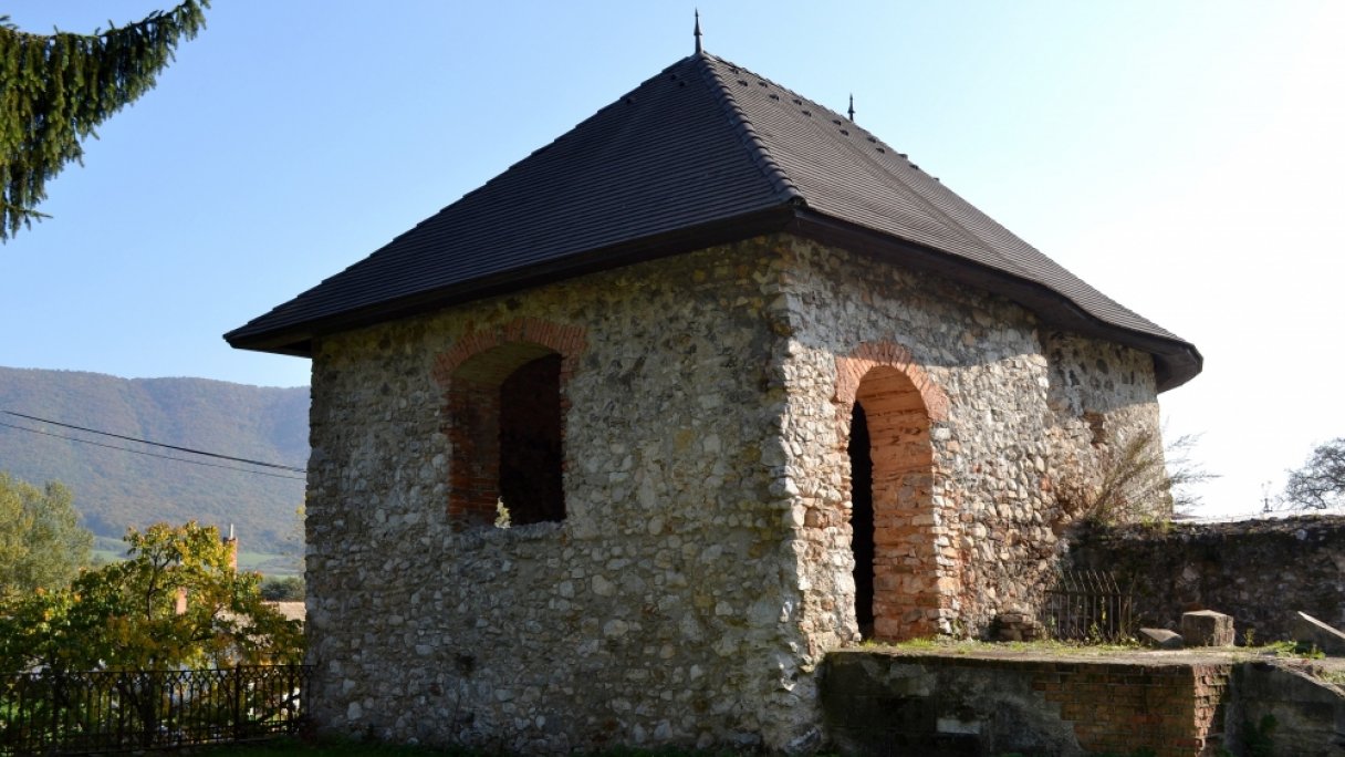 Vodný Hrad Autor: Ľuboš Repta Zdroj: https://en.wikipedia.org/wiki/Vodn%C3%BD_Hrad#/media/File:%C5%A0t%C3%ADtnik_vodn%C3%BD_hrad_03.jpg