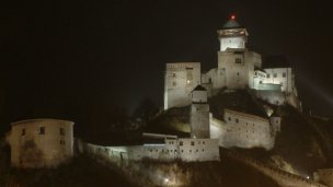 Trenčiansky hrad Autor: Marián Hubinský Zdroj: https://www.flickr.com/photos/00110110011101/9498082/in/photolist-oqzx2h-wvtmm-2gUNmrR-2gUNmkZ-wvvuv-wvtmf-wvtmj-KfmC3r-Kfa4vf-KfnSBz-8ZBxN-CMCSg6-8ZBhP-M91wbr-a7NnSi-8ZBvb-8ZBnj-27fhnZ4-Kfaysd-KfnKMH-LbVpG6-L93yvJ-Kf9Uwo-KfmhPM-2gUMrpx-2gUMrae-8ZBed-2gUMr35-QFrC-QFs3-wvie1-L935u3-KKB3nd-KKB8gb-L92y2E-wvie2-8ZBfU-L929cW-84JoMu-L92rS5-7MXY3s-KfneG2-L91Ncq-8odVVG-Kf8V5j-8oaKNk-BQ8b37-BQfqsK-QEzFWL-R4jXLe