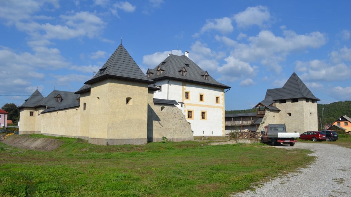 Vodný hrad Hronsek Autor: Ladislav Luppa Zdroj: https://upload.wikimedia.org/wikipedia/commons/4/47/Hronsek_-_Vodn%C3%BD_hrad_-_01.jpg