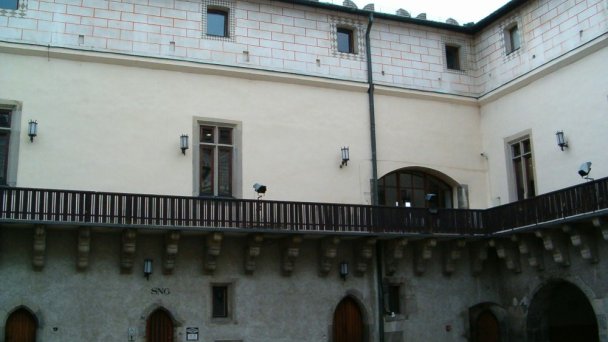 Nádvorie s hradnou studňou Autor: User: (WT-shared) Strapontin Zdroj: https://upload.wikimedia.org/wikipedia/commons/thumb/f/fe/Zvolen_Castle_court.jpg/800px-Zvolen_Castle_court.jpg Nádvorie s hradnou studňou Autor: User: (WT-shared) Strapontin Zdroj: https://upload.wikimedia.org/wikipedia/commons/thumb/f/fe/Zvolen_Castle_court.jpg/800px-Zvolen_Castle_court.jpg