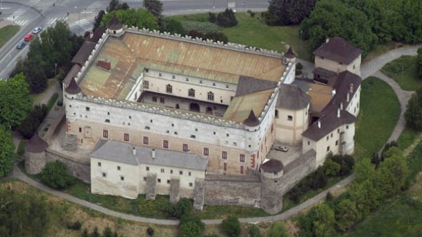 Vzdušný pohľad z južnej strany Autor: Civertan Zdroj: https://upload.wikimedia.org/wikipedia/commons/0/04/Zolyomcivertanlegi1.jpg Vzdušný pohľad z južnej strany Autor: Civertan Zdroj: https://upload.wikimedia.org/wikipedia/commons/0/04/Zolyomcivertanlegi1.jpg