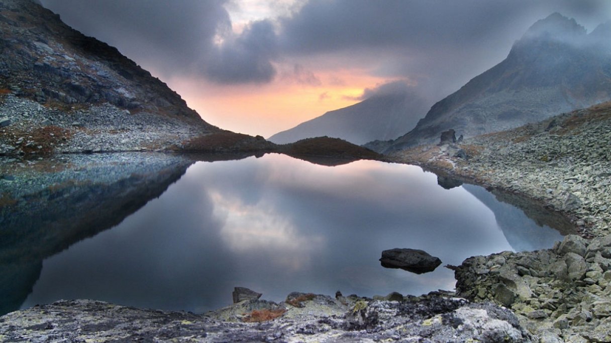 Ľadové pleso mengusovské Autor: Wikimol Zdroj: https://sk.wikipedia.org/wiki/%C4%BDadov%C3%A9_pleso_mengusovsk%C3%A9#/media/S%C3%BAbor:Tatry-Ladove-pleso-2006.jpg