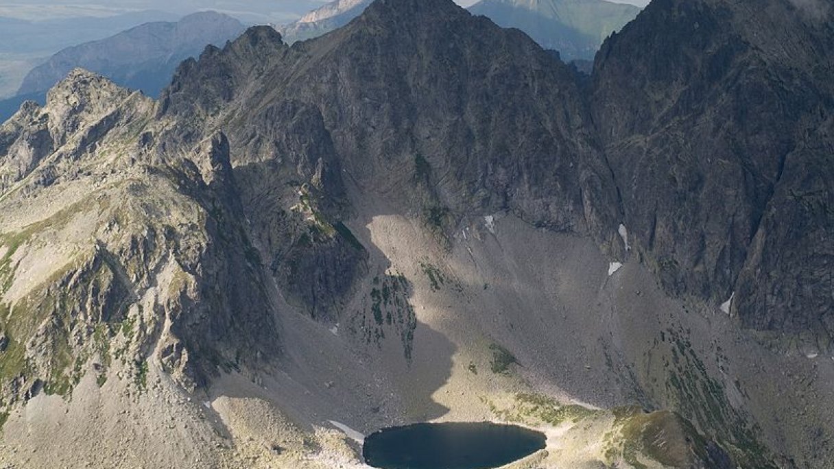 Ľadové pleso Veľká Studená dolina Autor: Rafik K. Zdroj: https://sk.wikipedia.org/wiki/%C4%BDadov%C3%A9_pleso#/media/S%C3%BAbor:Zmarzly_Staw_Starolesny.jpg