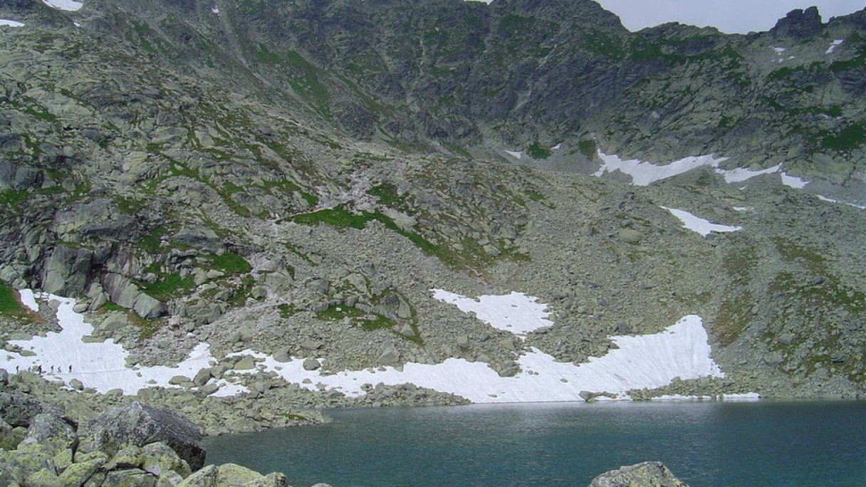 Capie pleso Autor: Kristo Zdroj: https://sk.wikipedia.org/wiki/Capie_pleso#/media/S%C3%BAbor:Hruby_vrch_over_Capie_pleso.jpg