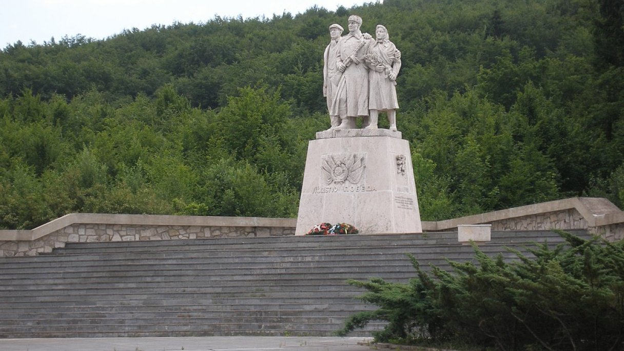 Dargovský priesmyk Autor: Jozef Kotulič Zdroj: https://upload.wikimedia.org/wikipedia/commons/2/2d/Slovakia_memorial_Dargov_4.jpg