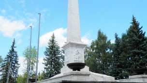 Pamätník Autor: Ing.Mgr.Jozef Kotulič Zdroj: https://upload.wikimedia.org/wikipedia/commons/thumb/e/eb/MilitaryCemetery15Slovakia60.JPG/800px-MilitaryCemetery15Slovakia60.JPG