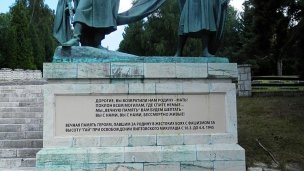 Súsošie Oslobodenie Autor: Ing.Mgr.Jozef Kotulič Zdroj: https://upload.wikimedia.org/wikipedia/commons/thumb/5/53/MilitaryCemetery15Slovakia34.JPG/800px-MilitaryCemetery15Slovakia34.JPG