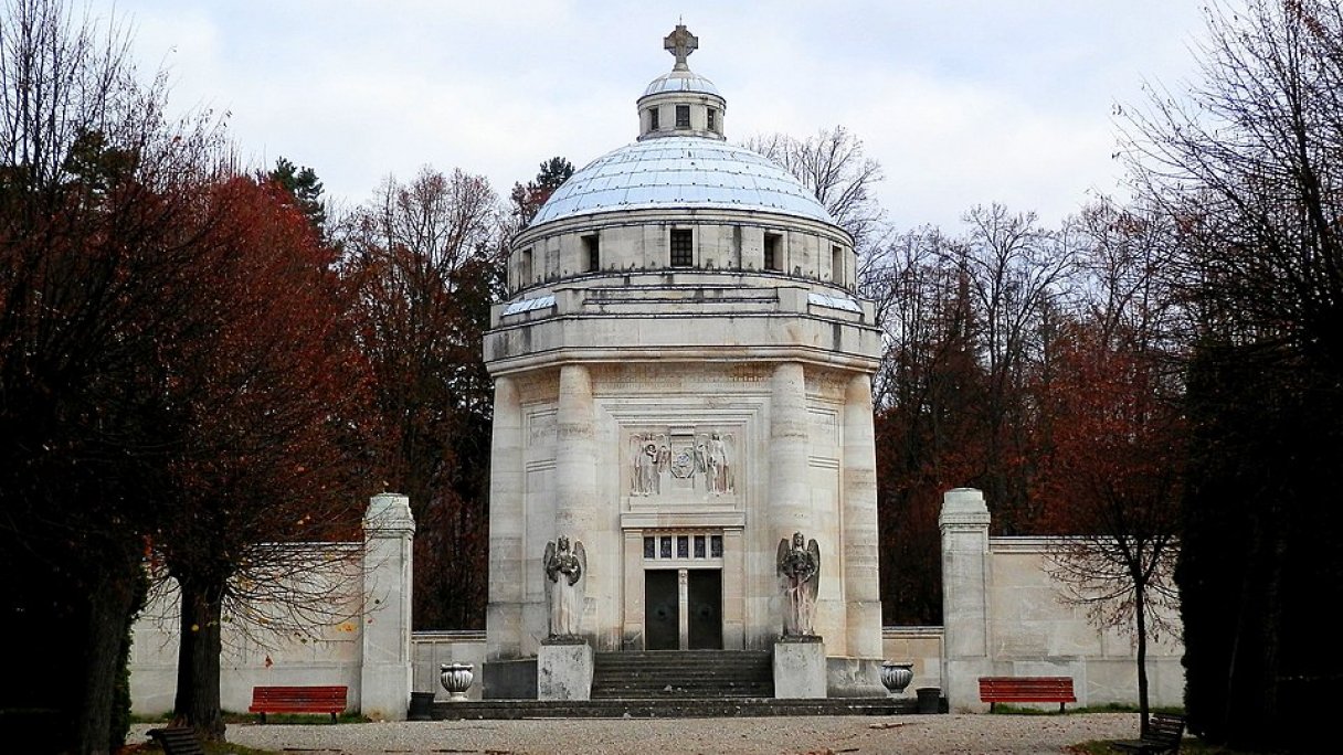 Mauzóleum Krasná Hôrka Autor: Jozef Kotulič Zdroj: https://upload.wikimedia.org/wikipedia/commons/thumb/4/43/KrasnaHorka13ZSlovakia9.JPG/800px-KrasnaHorka13ZSlovakia9.JPG