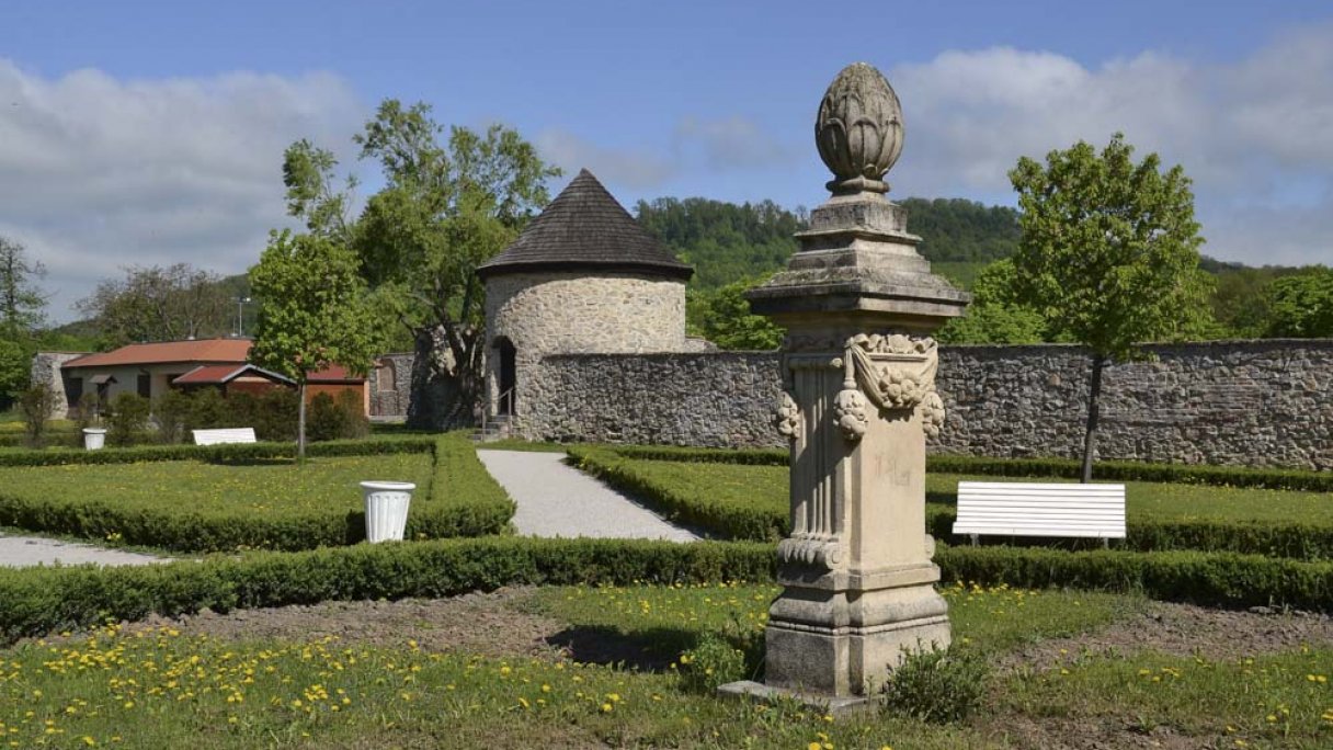 Park Červený kameň 1 Autor: Marcin Szala Zdroj: https://sk.wikipedia.org/wiki/%C4%8Cerven%C3%BD_Kame%C5%88_(hrad)#/media/S%C3%BAbor:%C4%8Cerven%C3%BD_Kame%C5%88_(Bibersburg,_V%C3%B6r%C3%B6sk%C5%91)_-_gardens.JPG