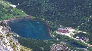 Zelené pleso s chatou Autor: Jerzy Opioła Zdroj: https://upload.wikimedia.org/wikipedia/commons/thumb/f/f9/Zielony_Staw_Kie%C5%BCmarski_a3.jpg/800px-Zielony_Staw_Kie%C5%BCmarski_a3.jpg