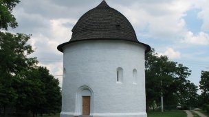 Rotunda Dvanástich apoštolov Autor: Taz666 Zdroj: https://upload.wikimedia.org/wikipedia/commons/d/d1/B%C3%A9ny_rotunda_1.JPG