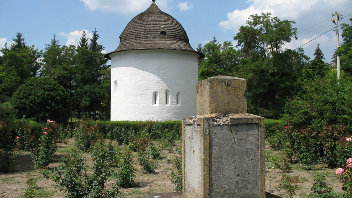 Rotunda Dvanástich apoštolov Autor: Taz666 Zdroj: https://upload.wikimedia.org/wikipedia/commons/c/c0/B%C3%A9ny_rotunda_3.JPG