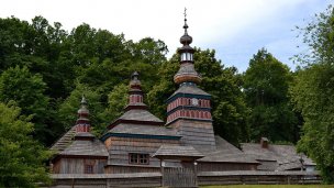 Skanzén Bardejov Autor: Ľuboš Repta Zdroj: https://sk.wikipedia.org/wiki/M%C3%BAzeum_%C4%BEudovej_architekt%C3%BAry_v_Bardejovsk%C3%BDch_K%C3%BApe%C4%BEoch