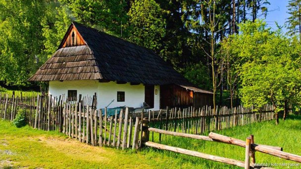 Skanzen Jahodnícke háje, Múzeum slovenskej dediny 2 Zdroj: http://www.skanzenmartin.sk/index.html Skanzen Jahodnícke háje, Múzeum slovenskej dediny 2 Zdroj: http://www.skanzenmartin.sk/index.html
