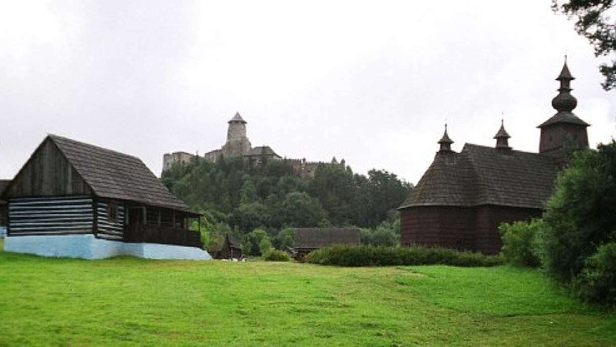 Skanzen Stará Ľubovňa Autor: Scythian Zdroj: https://upload.wikimedia.org/wikipedia/commons/e/e1/Stara_Lubowla%2C_Slovakia.jpg