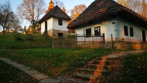 Skanzen Humenné Autor: Facebook Otto Kráľ Zdroj: https://scontent.fbts7-1.fna.fbcdn.net/v/t1.0-9/74493407_2545014542252242_4030298290095390720_n.jpg?_nc_cat=107&ccb=2&_nc_sid=730e14&_nc_ohc=hM5qCRZkcCkAX8DoWsJ&_nc_ht=scontent.fbts7-1.fna&oh=5c6f42a04ade168ebe9af864670f5237&oe=5FE9A9C2