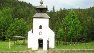 Skanzen Vychylovka Autor: Pecik Zdroj: https://upload.wikimedia.org/wikipedia/commons/thumb/4/4c/KaplnkaZborov2.JPG/1280px-KaplnkaZborov2.JPG