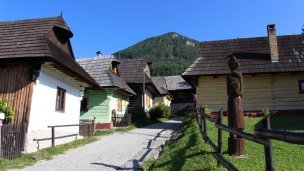 Skanzen Vlkolínec 3 Zdroj: https://sk.wikipedia.org/wiki/Vlkol%C3%ADnec