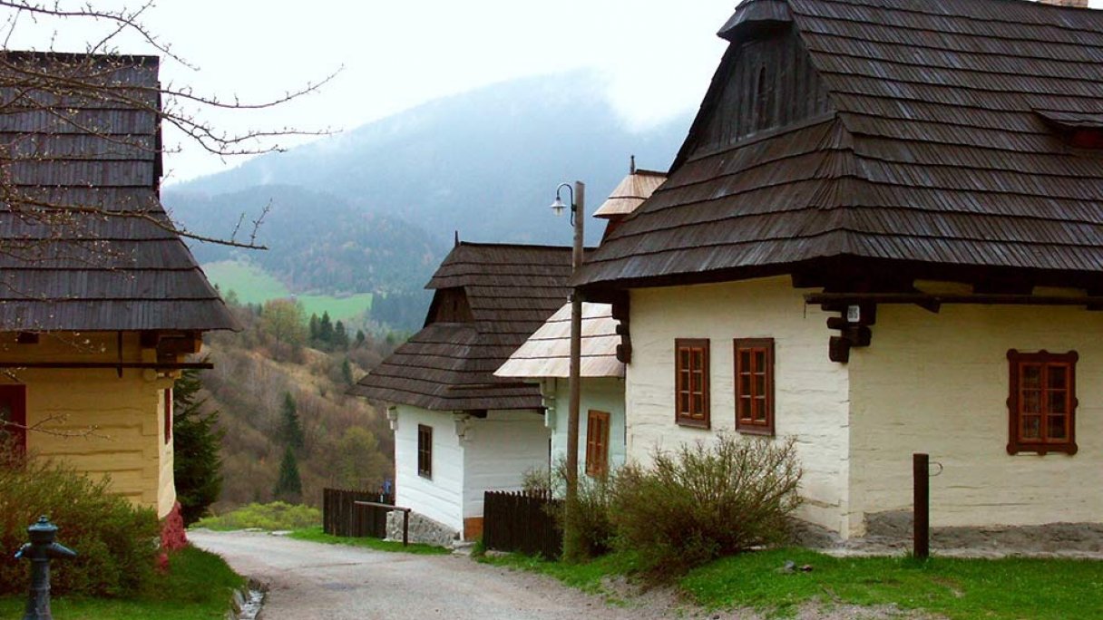 Skanzen Vlkolínec 2 Zdroj: https://sk.wikipedia.org/wiki/Vlkol%C3%ADnec