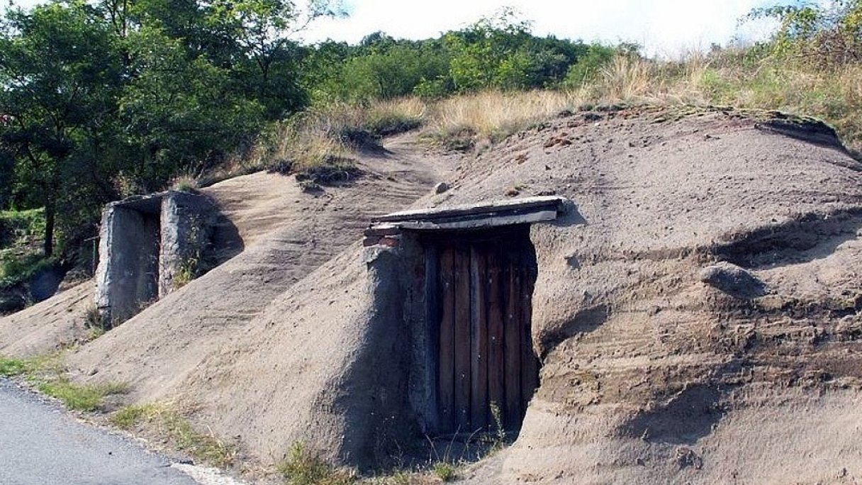 Hrušovské vinné pivnice Autor: Facebook Zdroj: https://scontent.fbts7-1.fna.fbcdn.net/v/t1.0-9/88085197_2547300608930262_3050370539093753856_n.jpg?_nc_cat=101&ccb=2&_nc_sid=730e14&_nc_ohc=BhmwHLW5XZwAX-lSHAj&_nc_ht=scontent.fbts7-1.fna&oh=19e4dffb4b3ab7672d805da898d2c210&oe=6002FE2C