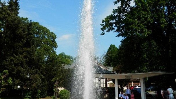 Herliansky gejzír Autor: Ing.Mgr.Jozef Kotulič Zdroj: https://upload.wikimedia.org/wikipedia/commons/9/95/Erupcia_Gejz%C3%ADr_Her%C4%BEany_18_Slovakia31.jpg Herliansky gejzír Autor: Ing.Mgr.Jozef Kotulič Zdroj: https://upload.wikimedia.org/wikipedia/commons/9/95/Erupcia_Gejz%C3%ADr_Her%C4%BEany_18_Slovakia31.jpg