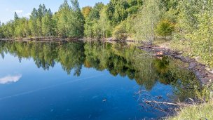 Gudroňové jamy Autor: https://www.planetslovakia.sk/ Zdroj: https://www.planetslovakia.sk/images/zaujimavosti/predajniansky-gudron/180916-12-04-P1040090-predajniansky-gudron.jpg