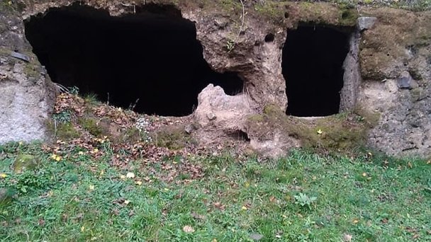 Skalné obydlia Lišov Autor: Facebook Zdroj: https://scontent.fbts7-1.fna.fbcdn.net/v/t1.0-9/22886222_2070837759802765_8209990288744655135_n.jpg?_nc_cat=108&ccb=2&_nc_sid=b9115d&_nc_ohc=emgQbi0EF2wAX-1T5__&_nc_ht=scontent.fbts7-1.fna&oh=9e256ba18ddb32dddfd91a186646022b&oe=5FEEC15A Skalné obydlia Lišov Autor: Facebook Zdroj: https://scontent.fbts7-1.fna.fbcdn.net/v/t1.0-9/22886222_2070837759802765_8209990288744655135_n.jpg?_nc_cat=108&ccb=2&_nc_sid=b9115d&_nc_ohc=emgQbi0EF2wAX-1T5__&_nc_ht=scontent.fbts7-1.fna&oh=9e256ba18ddb32dddfd91a186646022b&oe=5FEEC15A