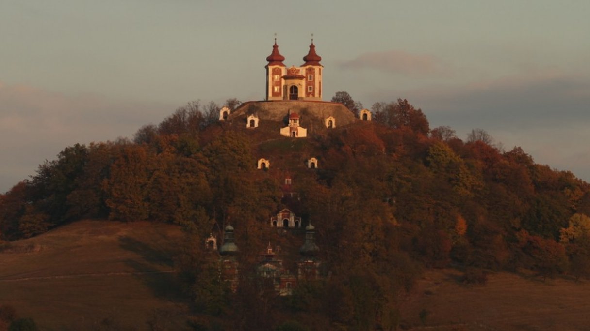 Túra na Kalváriu v Banskej Štiavnici 1 Autor: Peter Porubcan Zdroj: https://sk.wikipedia.org/wiki/Kalv%C3%A1ria_(Bansk%C3%A1_%C5%A0tiavnica)#/media/S%C3%BAbor:Banska_stiavnica_kalvaria.jpg