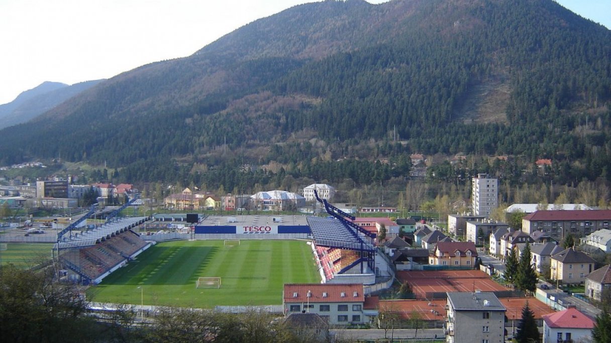 Túra na Čebrať z Ružomberka 1 Autor: Branork Zdroj: https://sk.wikipedia.org/wiki/%C4%8Cebra%C5%A5#/media/S%C3%BAbor:Futball_stadium_Ru%C5%BEomberok.jpg