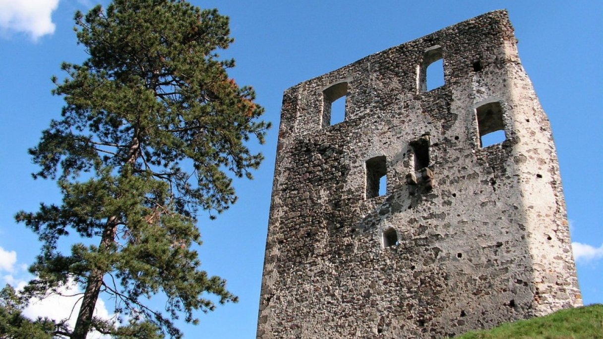 Túra na Hrad Dobrá Niva z Podzámčoku 1 Autor: Patrik Kunec Zdroj: https://sk.wikipedia.org/wiki/Dobr%C3%A1_Niva_(hrad)#/media/S%C3%BAbor:Hrad_Dobr%C3%A1_Niva_-_27._4._2008.JPG