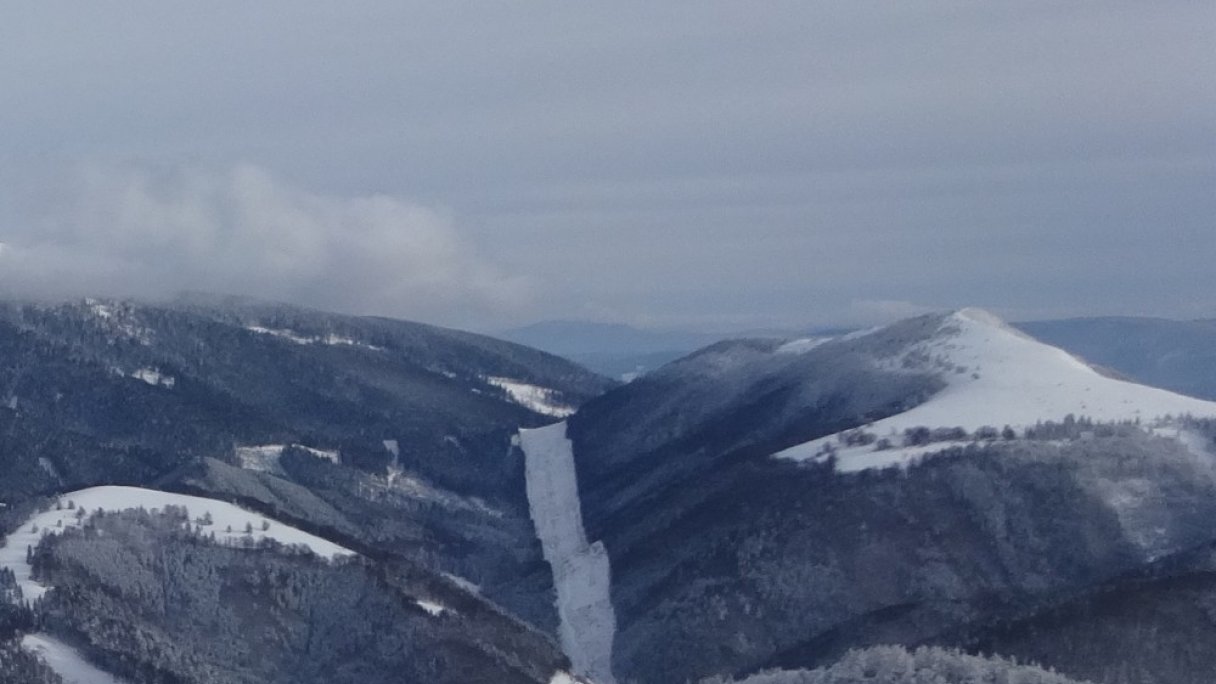 Túra na Hiadelské sedlo z Donovál 1 Autor: Pe3kZA Zdroj: https://sk.wikipedia.org/wiki/Hiade%C4%BEsk%C3%A9_sedlo#/media/S%C3%BAbor:Hiadelske_sedlo_z_Donoval.jpg