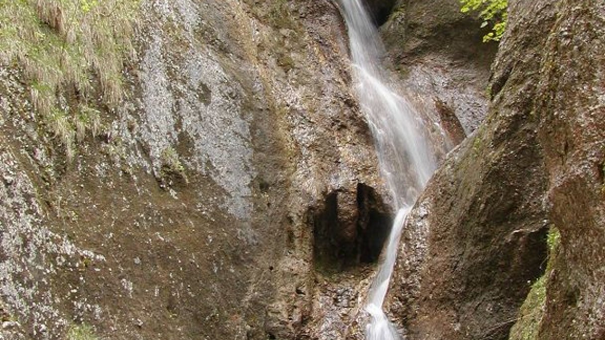 Túra na Hlbocký vodopád z Hlbokého nad Váhom 1 Autor: Martin Hlauka (Pescan) Zdroj: https://sk.wikipedia.org/wiki/Hlbock%C3%BD_vodop%C3%A1d#/media/S%C3%BAbor:Hlbocky_vodopad.jpg