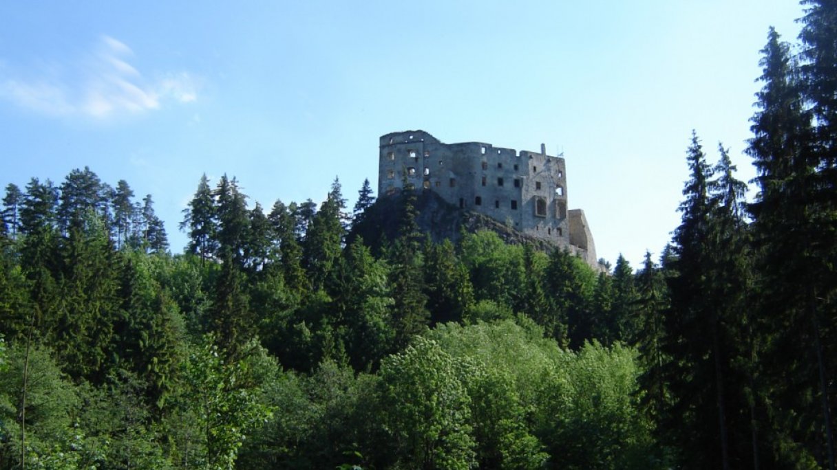 Túra na Hrad Likava z Likavky 1 Autor: Petitpeton Zdroj: https://sk.wikipedia.org/wiki/Likava_(hrad)#/media/S%C3%BAbor:Likava_Likavaka_castle_hrad_ch%C3%A2teau.jpg