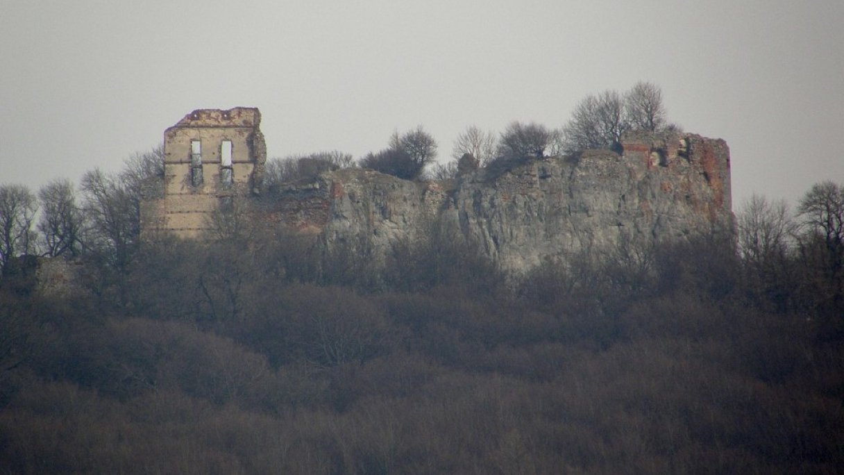 Túra na Pajštún z Borinky 1 Autor: Xmetov Zdroj: https://sk.wikipedia.org/wiki/Paj%C5%A1t%C3%BAn#/media/S%C3%BAbor:Paj%C5%A1t%C3%BAnsky_hrad.jpg