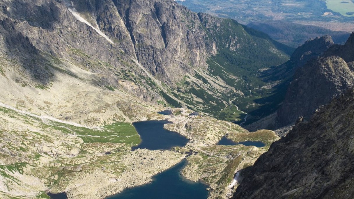 Túra na Päť Spišských plies zo Starého Smokovca 1 Autor: Rafik k Zdroj: https://sk.wikipedia.org/wiki/P%C3%A4%C5%A5_spi%C5%A1sk%C3%BDch_plies#/media/S%C3%BAbor:Piec_Stawow_Spiskich.jpg