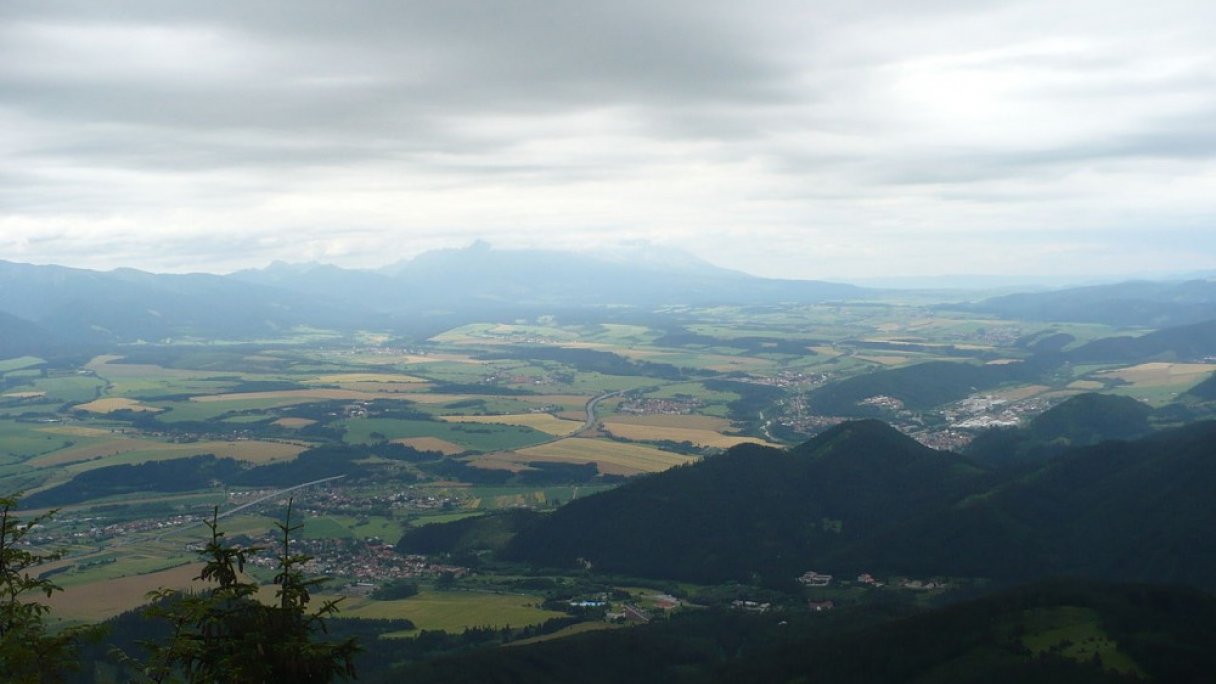 Túra na Vyhliadku Poludnica z Veľkej lúky 1 Autor: Achernar.sk Zdroj: https://sk.wikipedia.org/wiki/Poludnica_(n%C3%A1rodn%C3%A1_pr%C3%ADrodn%C3%A1_rezerv%C3%A1cia)#/media/S%C3%BAbor:Podtatransk%C3%A1_kotlina_z_Poludnice.JPG