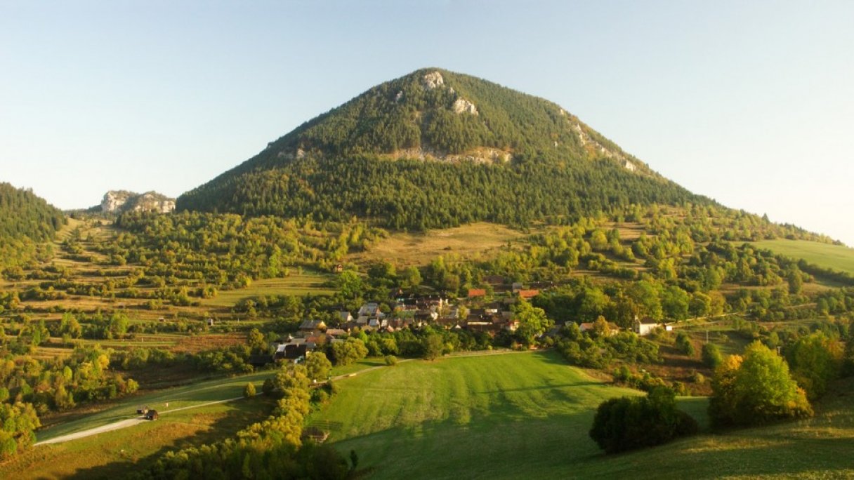 Túra na Sidorovo z Ružomberka 1 Autor: Caroig Zdroj: https://sk.wikipedia.org/wiki/Sidorovo#/media/S%C3%BAbor:Sidorovo_and_Vlkol%C3%ADnec,_Ve%C4%BEk%C3%A1_Fatra_(SVK).jpg