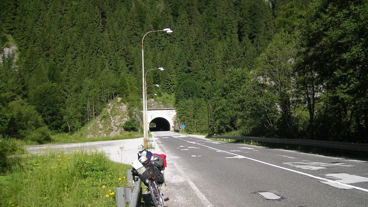 Túra Náučný chodník Stratenský kaňón zo Stratenej 1 Autor: Szeder László Zdroj: https://sk.wikipedia.org/wiki/Stratensk%C3%BD_tunel_(cestn%C3%BD)#/media/S%C3%BAbor:Straten%C3%A11.JPG