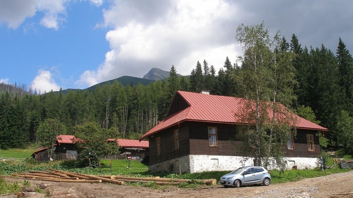 Túra na Tri Studničky zo Štrbského Plesa 1 Autor: Doko Ing. Mgr. Jozef Kotulič Zdroj: https://sk.wikipedia.org/wiki/Tri_studni%C4%8Dky_(Vysok%C3%A9_Tatry)#/media/S%C3%BAbor:TriStudnicky10Slovakia55.JPG