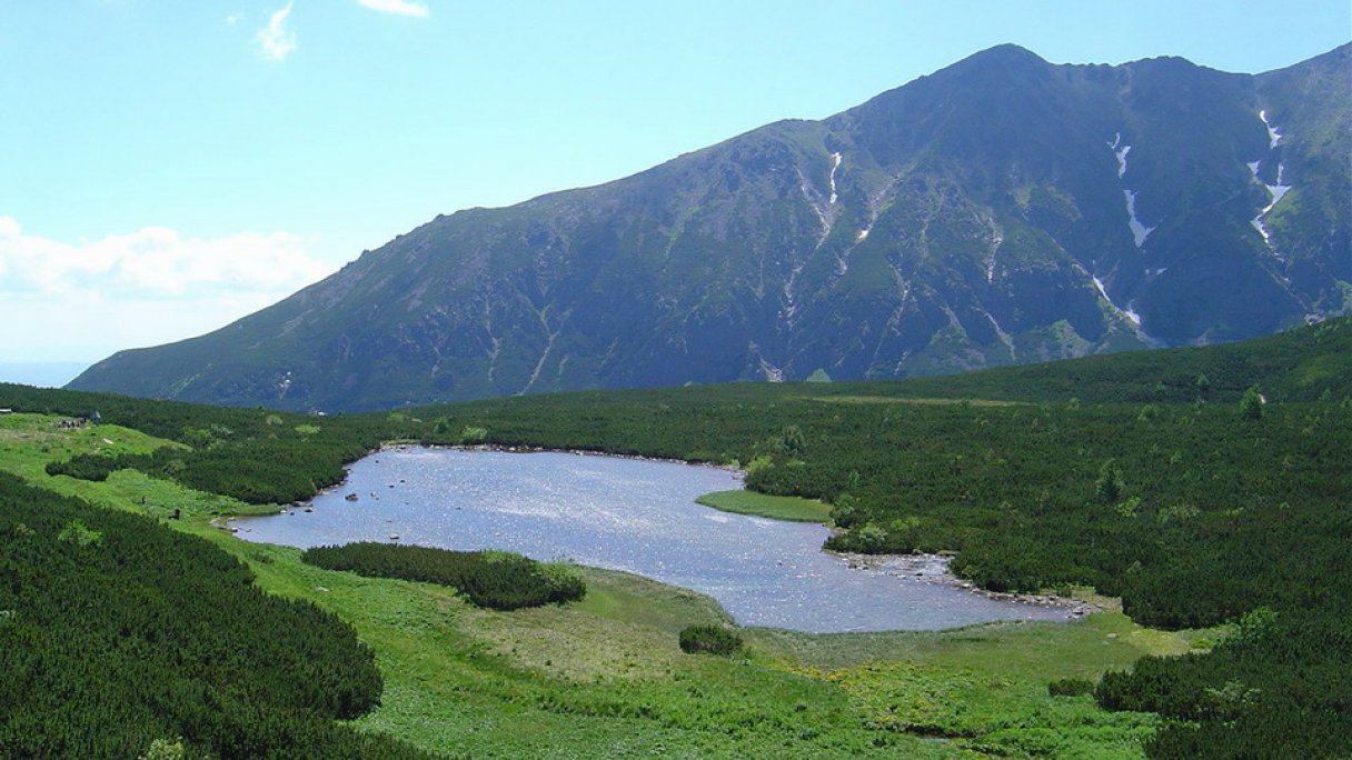 Túra na Veľké Biele Pleso z Tatranskej Lomnice 1 Autor: Kristo Zdroj: https://sk.wikipedia.org/wiki/Ve%C4%BEk%C3%A9_Biele_pleso#/media/S%C3%BAbor:Velke_Biele_pleso.jpg