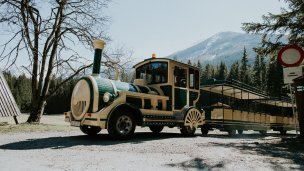 Roháčsky turistický vláčik 3 Zdroj: https://rohacskyvlacik.sk/wp-content/uploads/2017/04/Rohacsky-turisticky-vlacik-0011.jpg