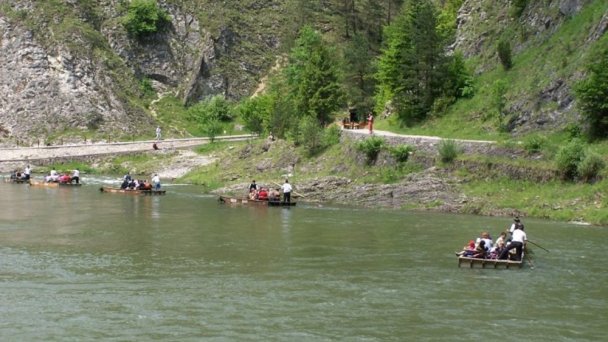 Pltníctvo Dunajec, splavovanie prielomu Dunajca - Pieniny Červený Kláštor 8 Zdroj: http://pltnictvo.eu.sk/galeria/ Pltníctvo Dunajec, splavovanie prielomu Dunajca - Pieniny Červený Kláštor 8 Zdroj: http://pltnictvo.eu.sk/galeria/