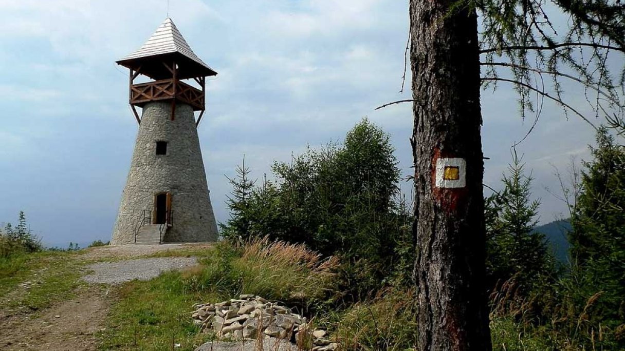 Rozhľadňa na vrchu Bobovec 1 Autor: Michal Jakubský Zdroj: https://kamnahory.sk/Turistika/Mala-Fatra/Rozhladna-na-Bobovci.html