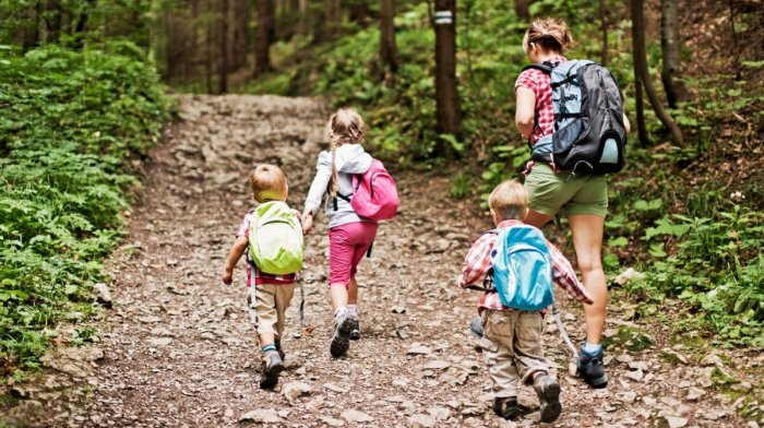 15 zábavných hier na turistiku s deťmi