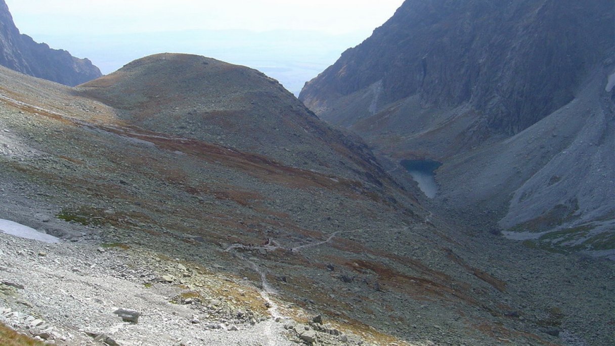 dlhe-pleso Autor: Kristo – Vlastné dielo Zdroj: https://sk.wikipedia.org/wiki/Dlh%C3%A9_pleso_(Velick%C3%A1_dolina)#/media/S%C3%BAbor:Dlhe_pleso_in_Horna_Kvetnica.jpg