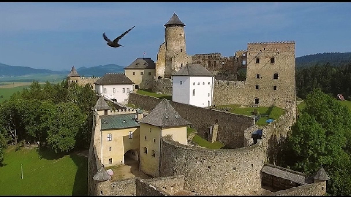 Ľubovniansky hrad - Stará Ľubovňa, Slovakia (from above) Autor: ChelloPhoto Zdroj: https://www.youtube.com/@ChelloPhoto Ľubovniansky hrad - Stará Ľubovňa, Slovakia (from above) Autor: ChelloPhoto Zdroj: https://www.youtube.com/@ChelloPhoto