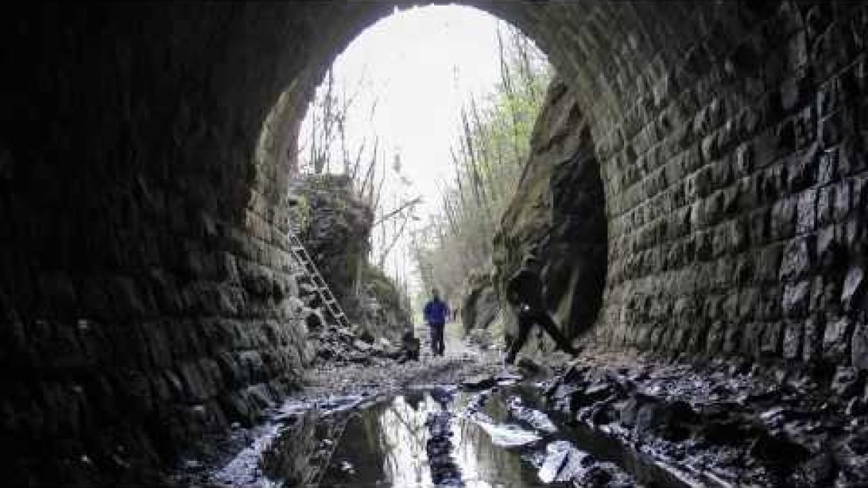 Slavošovský tunel - tunel ktorý patrí nenávratne minulosti Autor: G2 STUDIO GARAN Zdroj: https://www.youtube.com/@G2STUDIOGARAN Slavošovský tunel - tunel ktorý patrí nenávratne minulosti Autor: G2 STUDIO GARAN Zdroj: https://www.youtube.com/@G2STUDIOGARAN