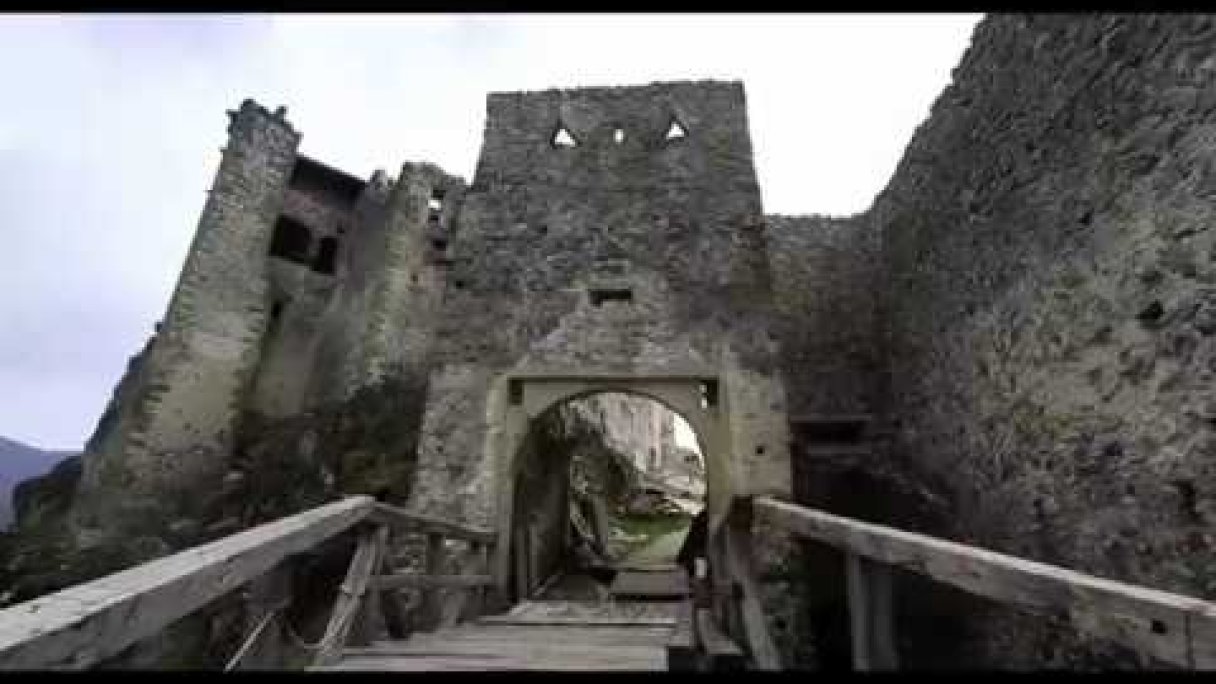 Uhrovský Hrad 2019 Autor: Miroslav Vrlík Zdroj: https://www.youtube.com/@mivr19 Uhrovský Hrad 2019 Autor: Miroslav Vrlík Zdroj: https://www.youtube.com/@mivr19